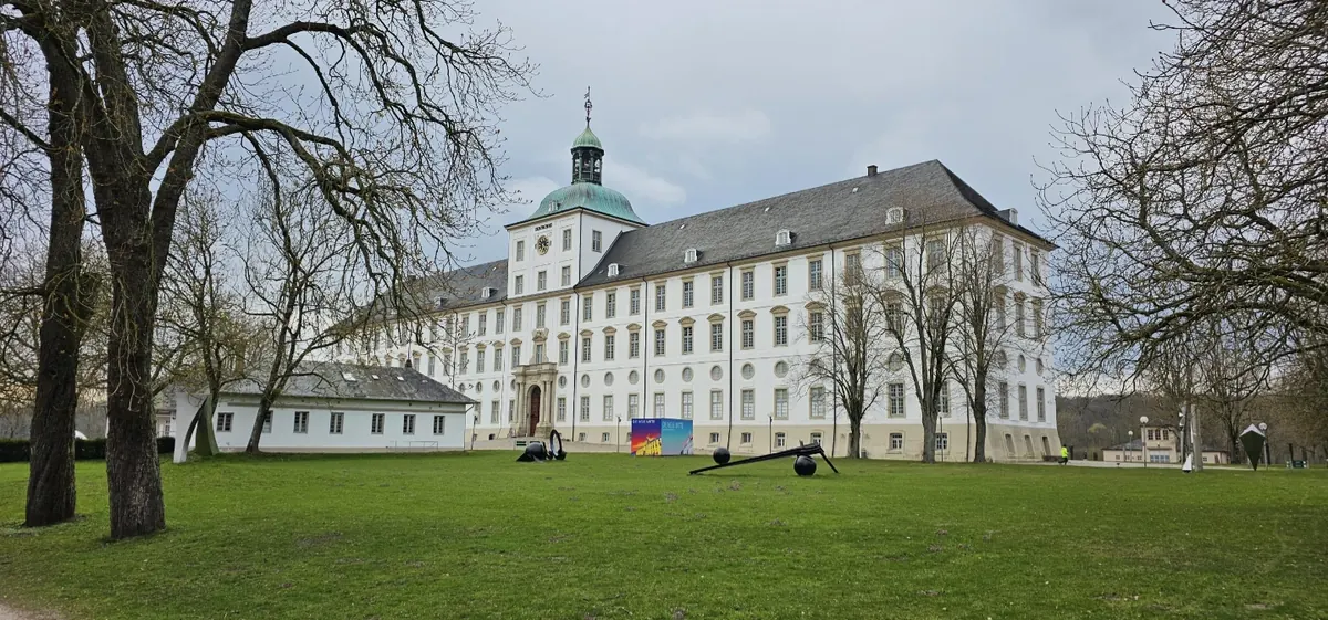Schloss Gottorf in Schleswig: langgestreckte weiße Barockfassade mit grünem Turmdach.
